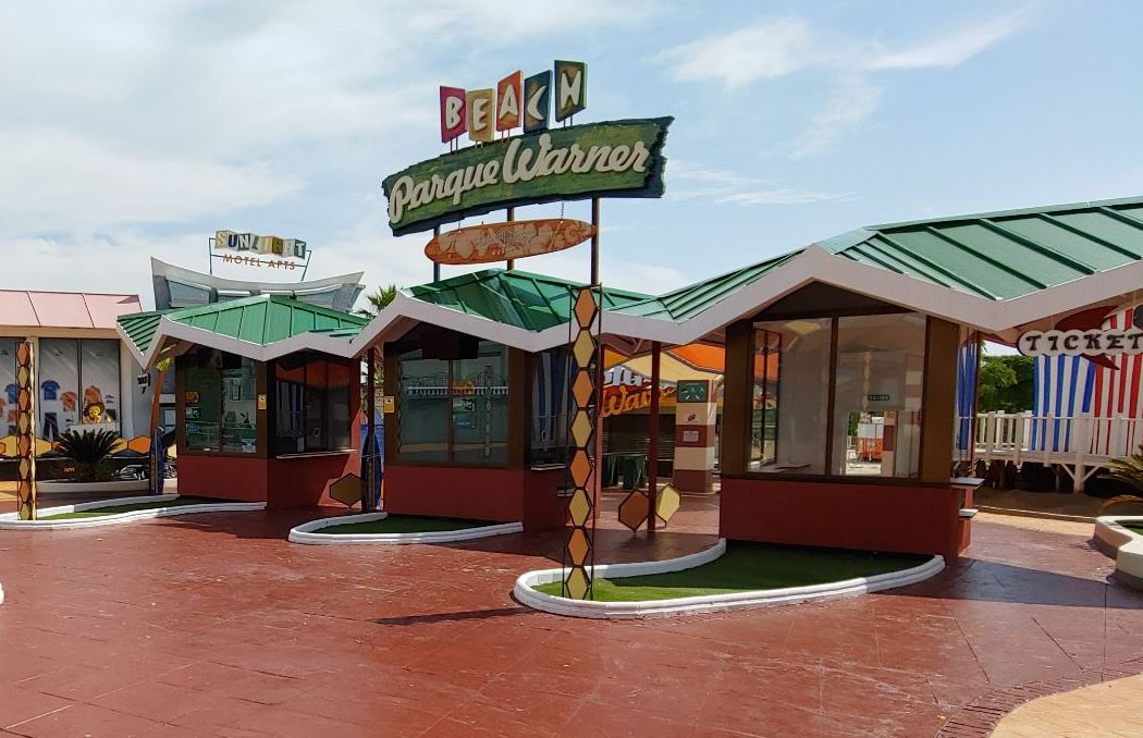 Accesos y edificios en Parque Warner Beach, San Martín de la Vega (Madrid)